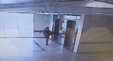 Hastane asansörüne tekme atıp, zarar verdi; o anlar kamerada