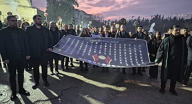 Hatay Barosu, depremde ölen meslektaşlarını 'sessiz' yürüyüşle andı