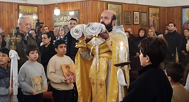 Hatay'da depremde hayatını kaybedenler için kilisede ayin