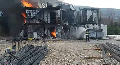 Hatay'da işçilerin kaldığı konteynerler yandı