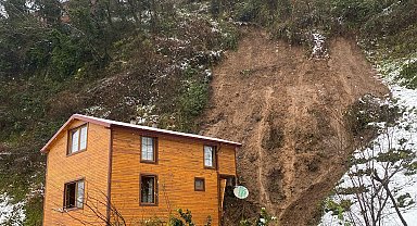 Heyelan, evin giriş kapısını kapattı; mahsur kalanlar pencereden çıkartıldı