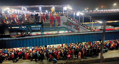 Hindistan'da tren istasyonunda çıkan izdihamda 18 kişi hayatını kaybetti