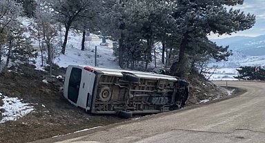 Hindistanlı işçileri taşıyan minibüs devrildi: 22 yaralı