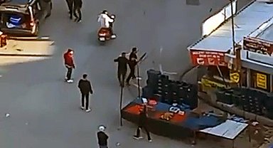 Husumetlisi ile eşi ve kızını tüfekle vurdu; kaçış kamerada