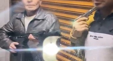 İki arkadaşı ile şakalaşırken kazara kendisini boynundan vurdu; o anlar kamerada