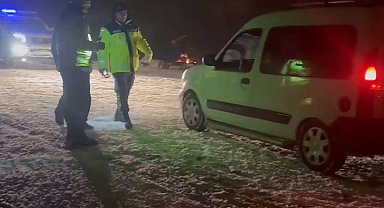 İnegöl- Domaniç karayolunda yoğun kar; araçlar yolda kaldı