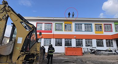 İnşaat işçileri ücretlerini alamadıkları gerekçesiyle çatıya çıktı