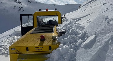 İş makinesinin üzerine çığ düştü, operatör son anda kurtuldu