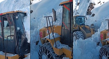 İş makinesinin üzerine çığ düştü, operatör son anda kurtuldu