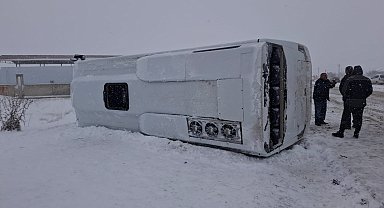 İşçi servis midibüsü buzlanan yolda devrildi: 15 yaralı