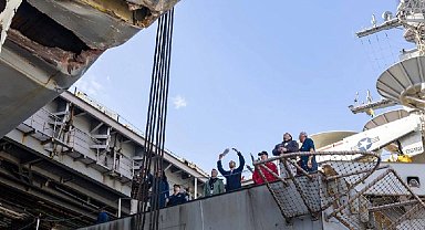 İstanbul - ABD donanmasına ait uçak gemisiyle çarpışan ticari yük gemisi Bakırköy açıklarında görüntülendi