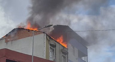 İstanbul - Arnavutköy'de binanın çatısı alev alev yandı