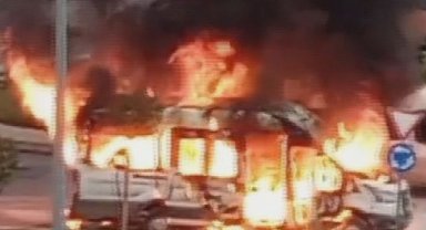 İstanbul - Arnavutköy'de servis minibüsü alev alev yandı