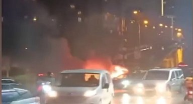 İstanbul- Ataşehir'de alev alev yanan otomobil reklam tabelasına çarparak durdu