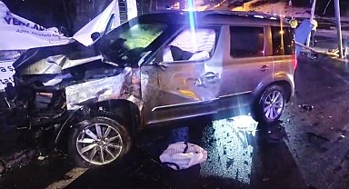 İstanbul - Ataşehir'de buzlanan yolda kayarak direğe çarpan hafif ticari aracın sürücüsü ağır yaralandı