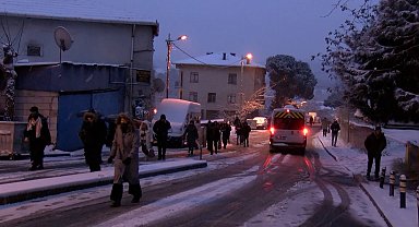 İstanbul- Ataşehir'de kar yağışı etkisini arttırdı; İETT otobüsleri yolda kaldı