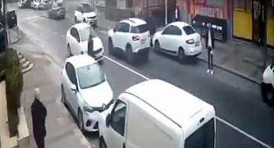 İstanbul - Avcılar'da otomobil karşıdan karşıya geçmek isteyen kadının ayağını ezdi