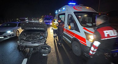 İstanbul- Avcılar'da sürücüsünün kontrolünü kaybettiği otomobil önündeki araca çarptı: 2 yaralı