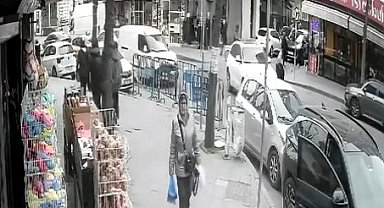 İstanbul- Avcılar'da yolun karşısına geçmeye çalışan kadına otomobil çarptı; kaza kamerada