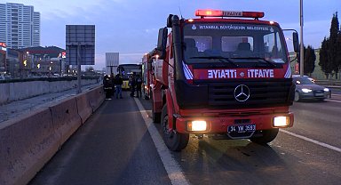 İstanbul- Bağcılar Basın Ekspres yolunda İETT otobüsün balataları yandı; trafik kilitlendi