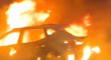 İstanbul- Bağcılar TEM Otoyolu'nda otomobil alev alev yandı