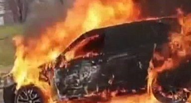 İstanbul- Bağcılar TEM Otoyolunda alev alev yanan araç trafiğe neden oldu