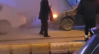 İstanbul- Bağcılar'da, park halindeyken yanan otomobili vatandaşlar söndürdü: O anlar kamerada