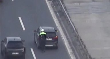 İstanbul - Bakan Yerlikaya'dan, köprüde arızalanan aracı iten polis memuruna tebrik mesajı