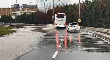 İstanbul - Bakırköy'de su borusu patladı; yollar göle döndü - 2 Ek görüntülerle