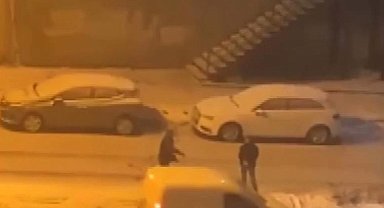 İstanbul-Başakşehir'de aracına kar topu atanlar için indi; kayan aracın kaza yaptığı anlar kamerada