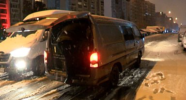 İstanbul- Başakşehir'de kar yağışı etkili oluyor; bazı araçlar yolda kaldı