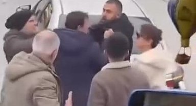 İstanbul- Başakşehir'de yol verme kavgası kamerada