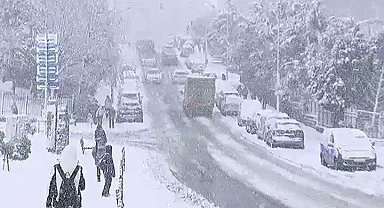 İstanbul- Başakşehir'de yolda kalan araçların yardımına öğrenciler koştu Haber metni eklendi