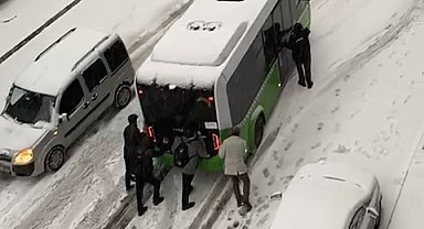 İstanbul- Başakşehir'de yolda kayan İETT otobüsü kaza yaptı