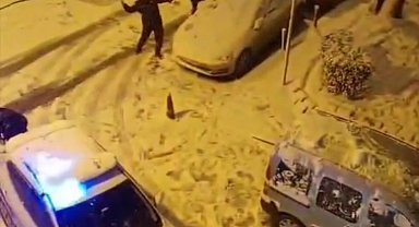 İstanbul- Bayrampaşa ve Kağıthane'de polisle mahallelinin kar topu eğlencesi