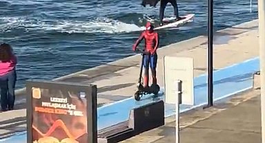 İstanbul - Bebek Sahili'nde Batman sörf yaptı; Spider Man skuter kullandı