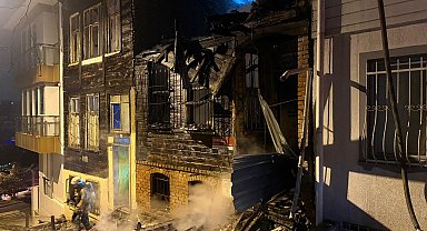 İstanbul-Beşiktaş'ta 3 katlı 2 ahşap bina alev alev yandı