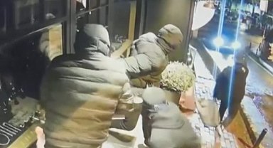 İstanbul- Beşiktaş'ta hırsızlık yaparken sokaktan geçen otomobile silah doğrultan şüpheliler kamerada