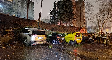 İstanbul- Beşiktaş'ta istinat duvarı, park halindeki 8 aracın üzerine yıkıldı