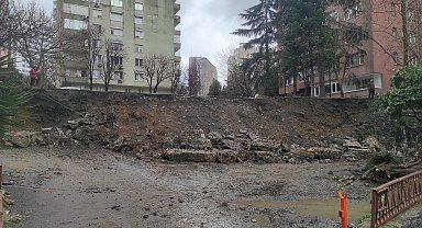 İstanbul - Beşiktaş'ta istinat duvarının 8 aracın üzerine yıkılması kamerada