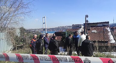 İstanbul- Beşiktaş'ta toprak kayması; toprak ve kaya parçaları evlere girdi