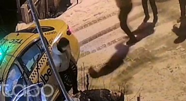 İstanbul-Beykoz'da buzlanan yolda kayan otomobil taksi ve 2 eve çarptı; kaza anı kamerada