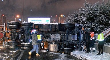 İstanbul- Beylikdüzü'nde, devrilen kar küreme aracının şoförü yaralandı