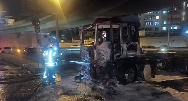 İstanbul - Beylikdüzü'nde seyir halindeki TIR tamamen yandı, sürücü son anda kurtuldu