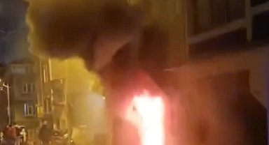 İstanbul- Beyoğlu'nda 3 katlı binanın girişindeki depoda yangın; panik anları kamerada