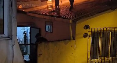 İstanbul- Beyoğlu'nda gecekondu yangını; mahalleli alevlere damacana ile müdahale etti