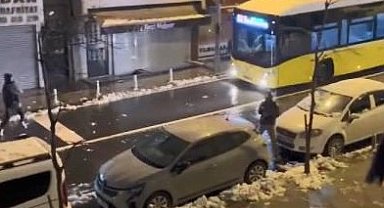 İstanbul - Beyoğlu'nda karda kayan motokuryeye küçük çocuk böyle yardım etti