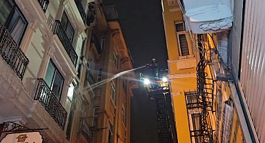 İstanbul- Beyoğlu'nda, otelin dış cephesinde çıkan yangın söndürüldü