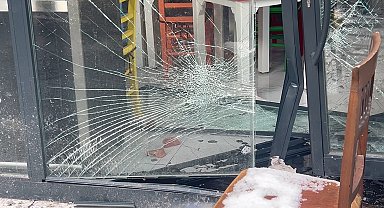 İstanbul- Beyoğlu'nda sürücüsünün hakimiyetini kaybettiği panelvan restorana çarptı