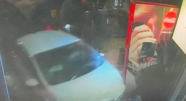 İstanbul- Beyoğlu'nda virajı alamayan otomobil büfeye çarptı; kaza kamerada